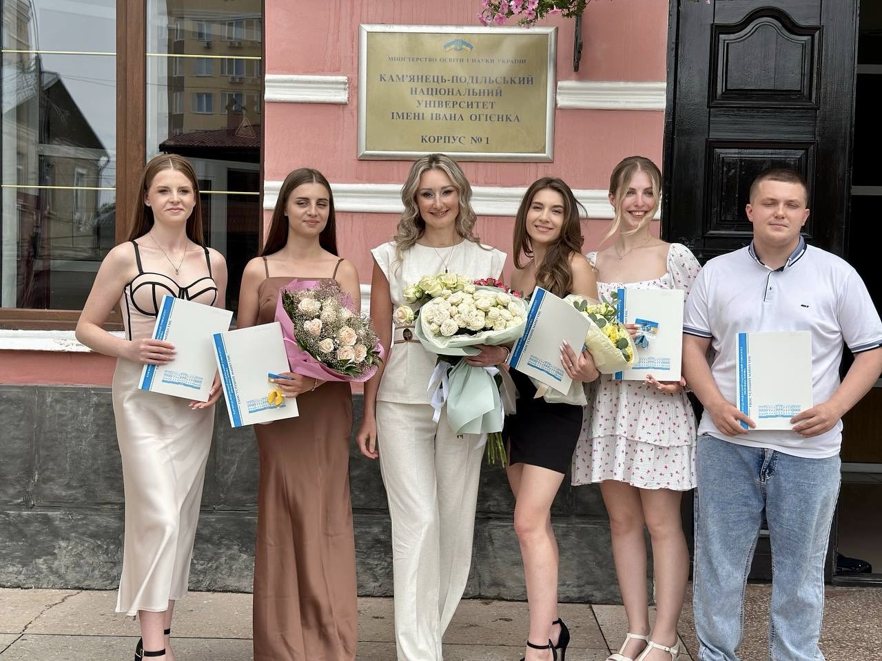 Щирі вітання  випускникам! Щирі вітання  випускникам!